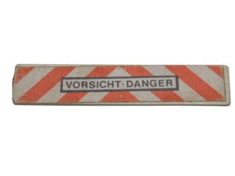 Absperrschranke mit Aufdruck Vorsicht-Danger